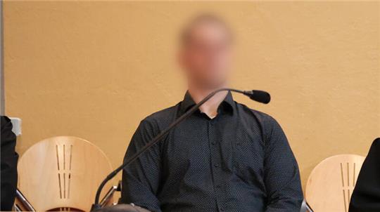 Sein Gesicht will der angeklagte Fallschirmjäger nicht verbergen.