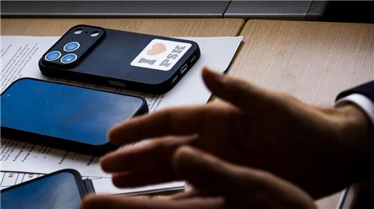 Sein Handy hat Regierungschef Lies stets im Blick – darauf: ein Gruß an seine Leibwächter.