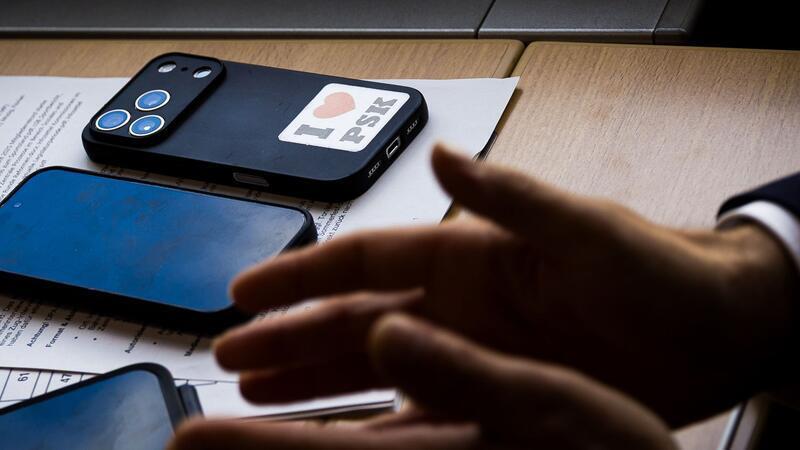 Sein Handy hat Regierungschef Lies stets im Blick – darauf: ein Gruß an seine Leibwächter.