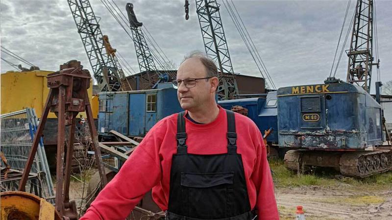 Wo moderne Bagger versagen, erledigen seine Oldtimer den Job Sein Herz schlägt für Bagger: Hans Jürgen Weber inmitten seiner gewaltigen Baumaschinen. Foto: Bisping