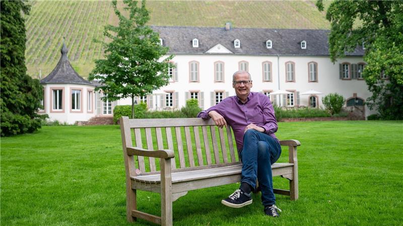 Sein Leben als Weingutsbesitzer und TV-Moderator macht ihm Spaß.
