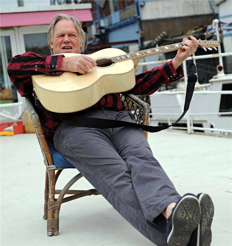 Käufer gesucht für Gunter Gabriels Hausboot Sein Lieblingsplatz: Gunter Gabriel auf dem Deck seines Hausboots im Binnenhafen – mit der Gitarre in der Hand. Hier lebte er mehr als zehn Jahre.