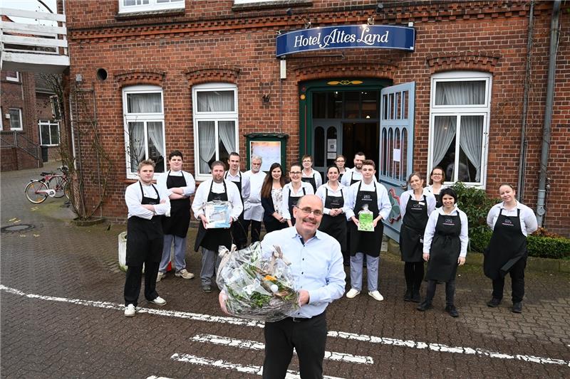 Sein Team steht hinter ihm: Gastronom Wilhelm Wehrt vom Hotel Altes Land in Jork geht in den Ruhestand. Foto: Vasel