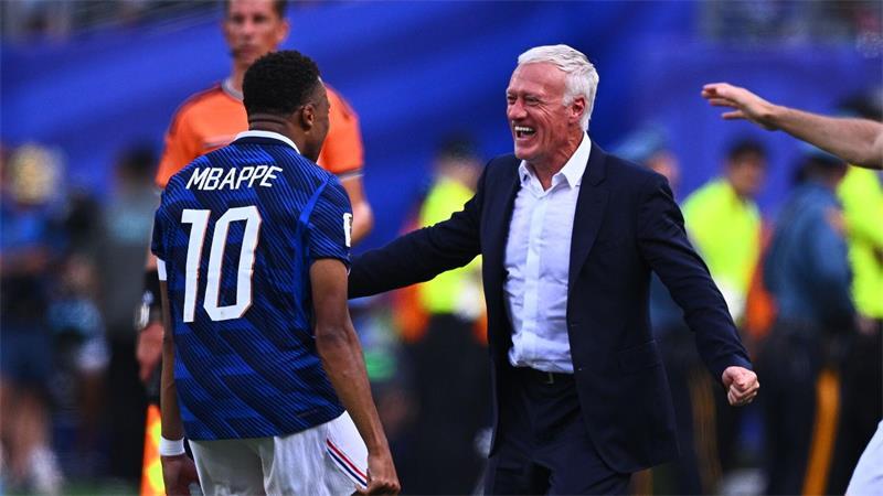 Zum Verneigen: Franzosen zaubern mit Herz Sein Tor zum 1:0 bejubelte Kylian Mbappé (l.) mit Trainer Didier Deschamps.