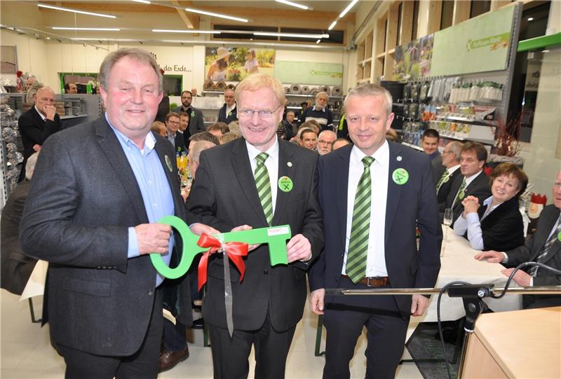 Sein Unternehmen hat den neuen Raiffeisen-Markt gebaut: Heinz-Dieter Poort (links), Seniorchef der Firma Poortbau in Sittensen, übergibt dem Bauherren, Saatbau-Vorstandssprecher Axel Lohse, den symbolischen Schlüssel .
