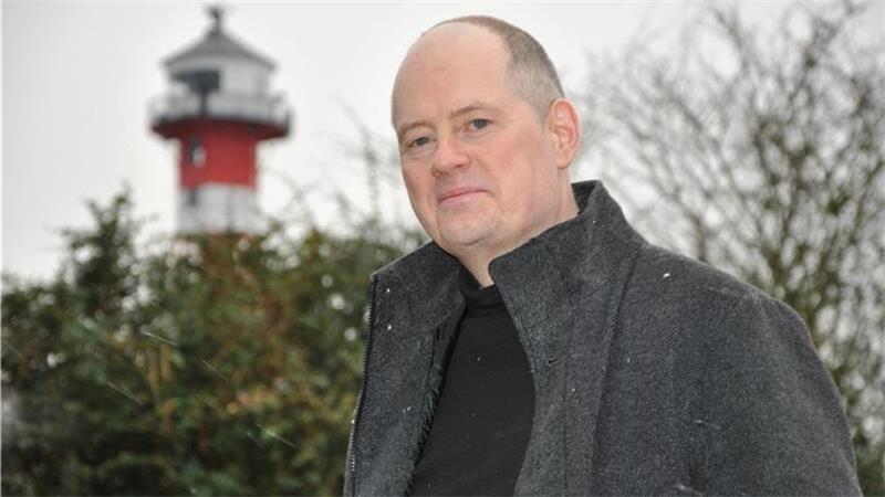 Sein Vorgarten liegt im Schatten des Leuchtturms: Graphic-Novel-Autor und -Zeichner Stephan Hagenow lebt in Grünendeich.