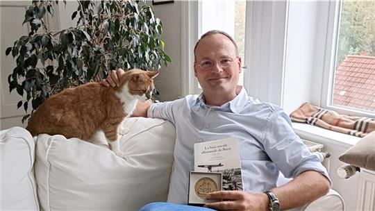 Sein Werk, seine Medaille, sein Kater: Dr. Lars Hellwinkel in seiner Wohnung in Stade.