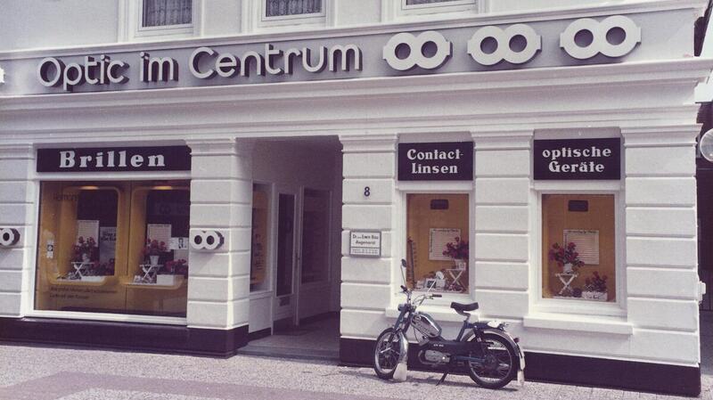 Günther Fielmann ist tot: Sein erstes Brillengeschäft eröffnete er im Stader Nachbarkreis Sein erstes Geschäft eröffnete Günther Fielmann im September 1972 in Cuxhaven noch unter dem Namen "Optic im Centrum". Der Cuxhavener Augenoptikermeister Enno Strodthoff war damals sein Partner.