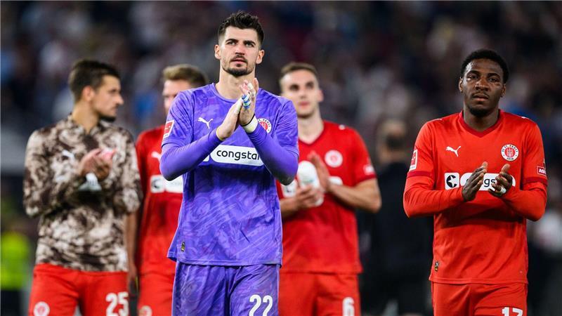Erste Niederlage für St. Pauli: Smith übt Selbstkritik Sein gehaltener Strafstoß half nicht: Nikola Vasilj.