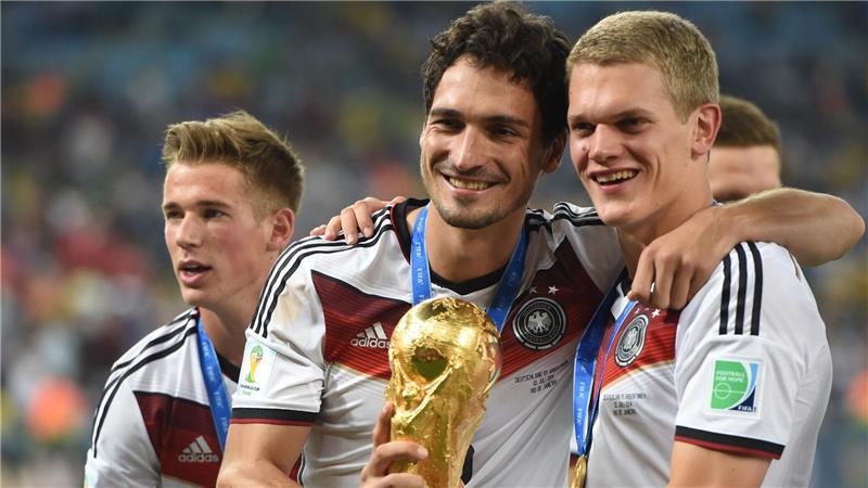 Ende einer großen Karriere: Weltmeister Hummels hört im Sommer auf Sein größter Triumph: Mats Hummels, hier mit Erik Durm (l) und Matthias Ginter (r), wurde 2014 Fußball-Weltmeister.