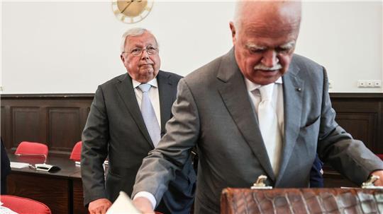 Sein letzter Auftritt im Gerichtssaal: Christian Olearius (links) im Bonner Landgericht im Juni 2024. Im Vordergrund sein Verteidiger, der frühere CSU-Bundestagsabgeordnete Peter Gauweiler. 