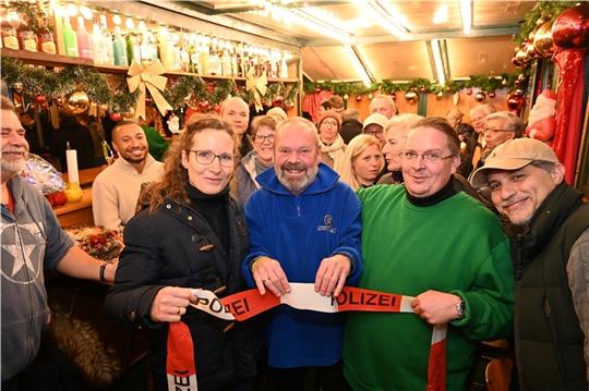 Sein letzter Tatort war die Punschbude: Der Kontaktbeamte Dirk-Uwe Just (62), im Pullover seiner Lieblingsbiermarke, feierte seinen Abschied auf dem Stader Weihnachtsmarkt - eingerahmt von Nachfolgerin Silke Tonn, Schausteller Oliver Deutsc