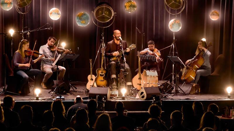Sein letztes Album „Mann auf dem Seil“ zeichnete Olsen mit einem Streicherquartett vor einem Live-Publikum auf.