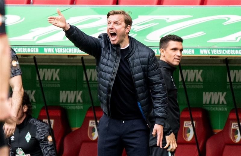 Sein letztes Spiel auf der Werderbank: Trainer Florian Kohfeldt gestikuliert gegen Augsburg am Spielfeldrand. Foto: Matthias Balk/dpa