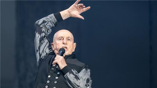 Seine Bühnenshows sind Spektakel für die Sinne: Peter Gabriel bei einem Auftritt in Berlin. (Archivbild)
