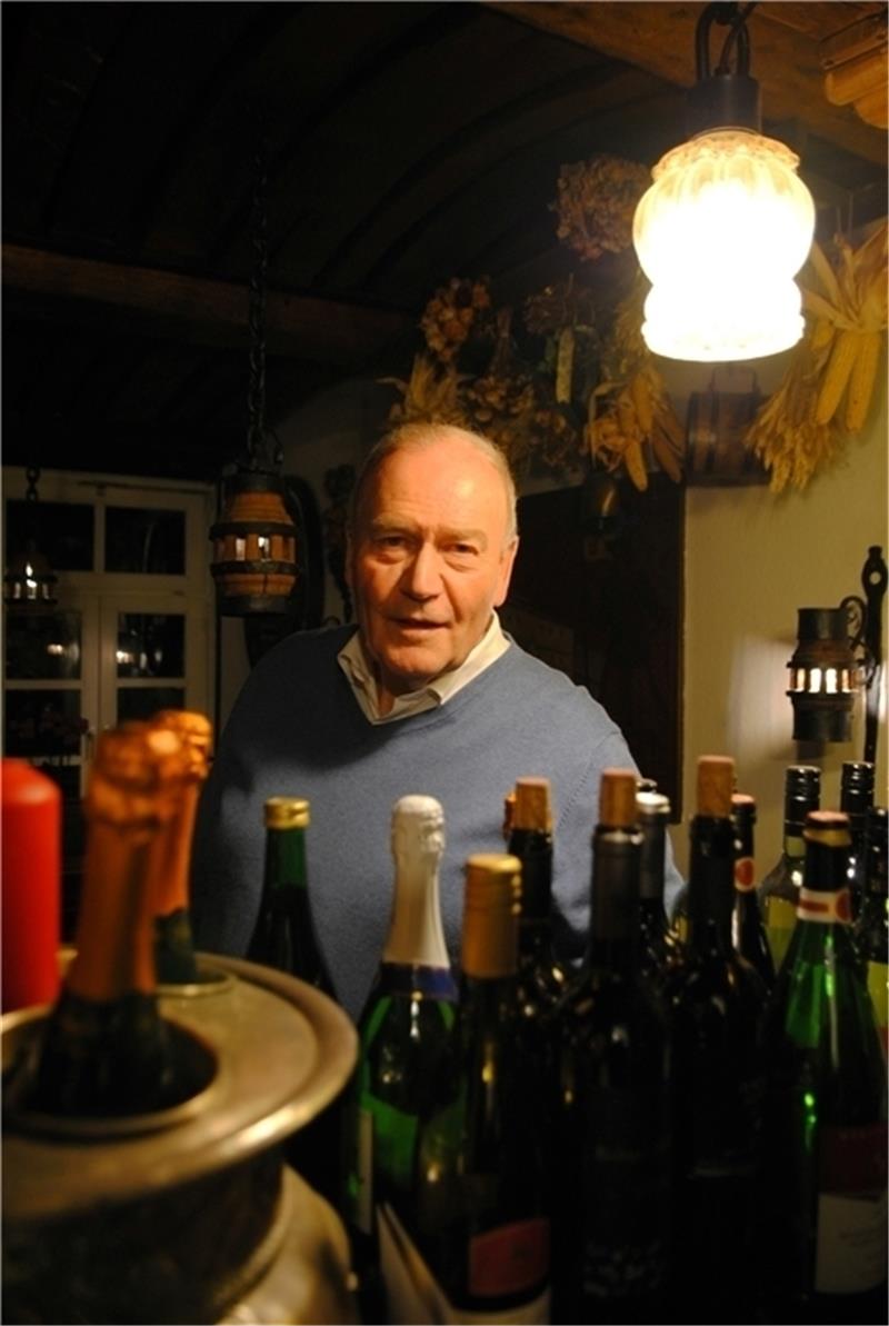 Seine Interessen sind so breit gefächert wie sein Weinsortiment: Horst Seitz in seinem Geschäft. Foto: Richter