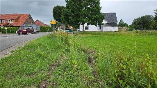 Seine Irrfahrt führte den flüchtigen Fahrer über eine Wiese in Bliedersdorf.