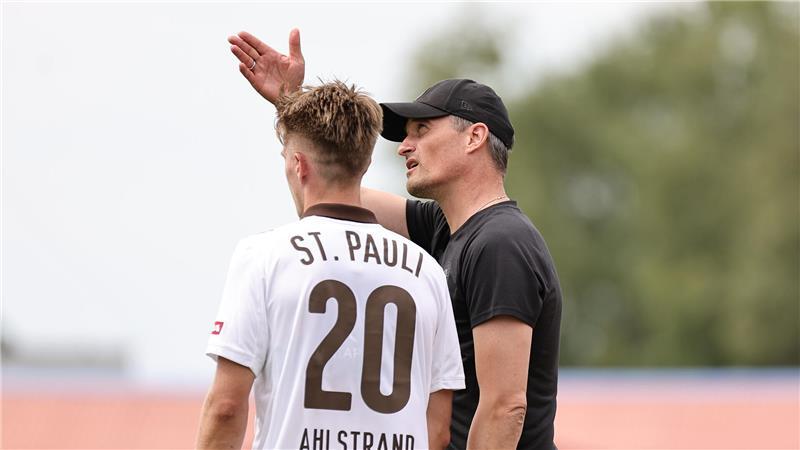 Seine Mannschaft kreiert in der ersten Hälfte nur eine Chance. Pauli-Trainer Alexander Blessin kann nicht zufrieden sein.