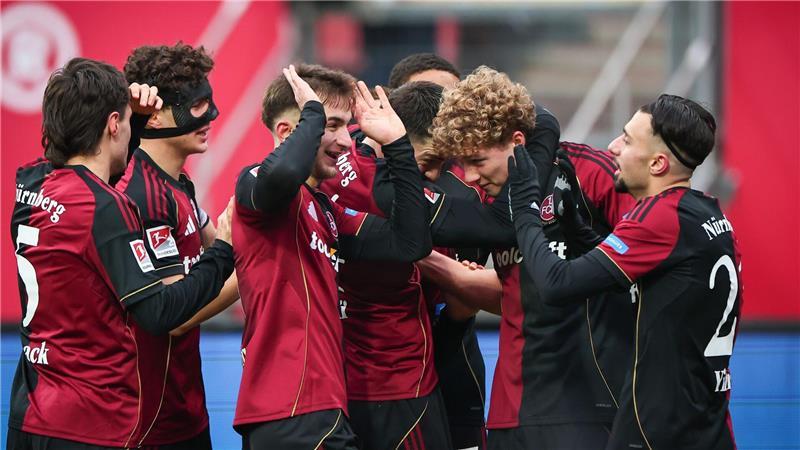 Seine Mitspieler wollen Matchwinner Piet Scobel gar nicht mehr loslassen.