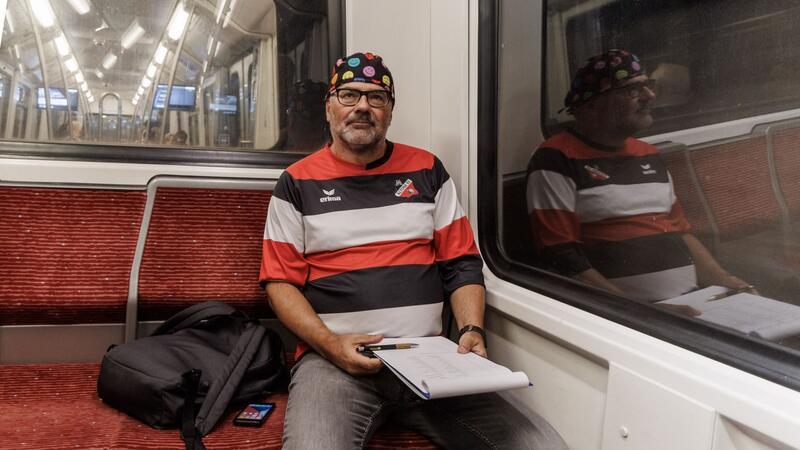 Österreicher stellt kuriosen U-Bahn-Rekord in Hamburg auf Seine Planungen dafür hat er nicht am Computer, sondern mit bunten Stiften auf einer Karte gemacht.