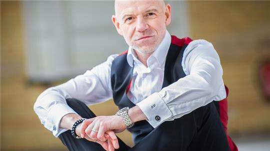 Seine Stimme erinnert an einen Agenten: Dietmar Wunder ist die Synchronstimme von 007-Darsteller Daniel Craig und liest in Freiburg.