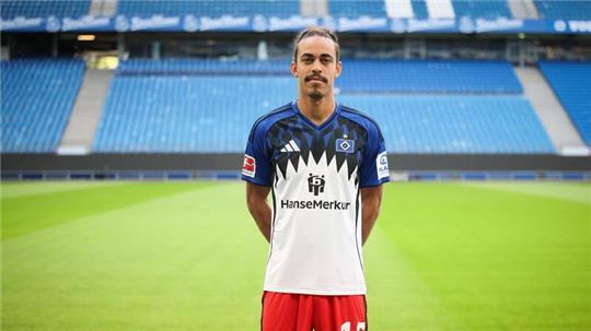 Seine Teamkollegen und er werden am Samstag mit Sondertrikots und einem anderen Logo auf der Brust gegen den BVB auflaufen: HSV-Kapitän Yussuf Poulsen (Archivbild)
