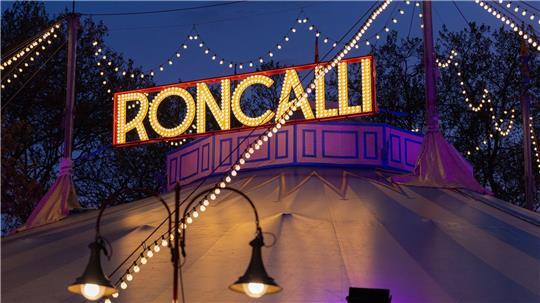 Seine Welturaufführung hatte der Circus Roncalli 18. Mai 1976 in Bonn. 