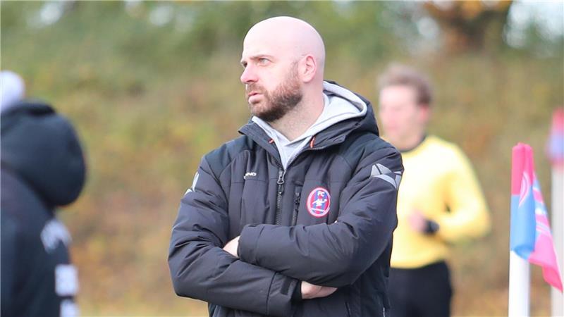 Spieler, Trainer, Urgestein: Hees ist „der Zidane von Oste/Oldendorf“ Seine aktive Laufbahn als Spieler musste Arne Hees mit 30 Jahren nach seinem zweiten Kreuzbandriss beenden.