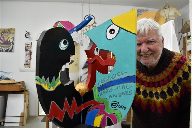 Seine bunten Zeitgenossen, die wie bunte Comicfiguren anmuten, hat Künstler Michael Jalowczarz nicht nur in der Serie seiner Corona-Bilder zu Papier gebracht, sondern auch zu Objekten wie diesem Freundeskreis arrangiert. Fotos: Weselmann