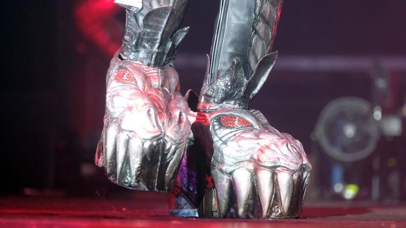 Keine Langeweile nach dem Kiss-Finale: Gene Simmons wird 75 Seine monströsen, silbernen Plateauschuhe hat Kiss-Bassist Gene Simmons an den Nagel gehängt.