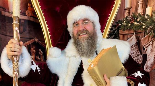 Seinen Bart muss er zur Weihnachtszeit altersbedingt noch weiß färben.