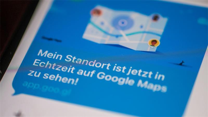 Alle Freunde wissen, wo ich bin - immer eine gute Idee? Seinen Live-Standort zu teilen, kann praktisch sein, etwa wenn man sich auf einem Musikfestival, einer Demonstration oder einer anderen Großveranstaltung mit Freunden treffen will. (Symbolbild)