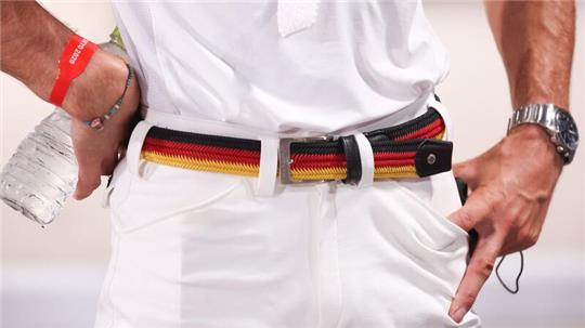 Seinen Ursprung hat Schwarz-Rot-Gold in der freiheitlichen Nationalbewegung des 19. Jahrhunderts zur Überwindung der Kleinstaaterei auf deutschem Boden. Heute dienen die Farben auch mal als modisches Accessoire.