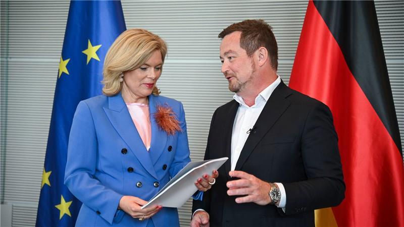 Polizeibeauftragter geht Klagen über Racial Profiling nach Seinen ersten Jahresbericht hat der Polizeibeauftragte des Bundes, Uli Grötsch, am Dienstag an Bundestagspräsidentin Julia Klöckner übergeben.