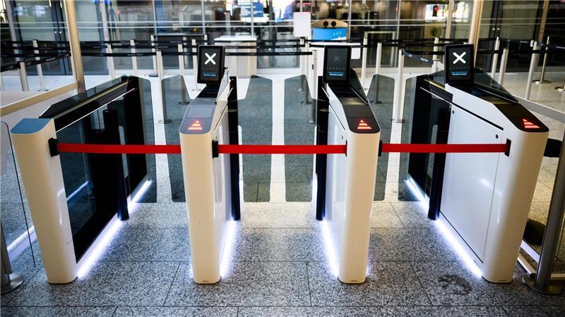 Seit 0.00 Uhr sind Beschäftigte aus dem öffentlichen Dienst der Flughafenbetreiber, den Bodenverkehrsdiensten und den Luftsicherheitsbereichen in verschiedenen Tarifkonflikten im Ausstand.