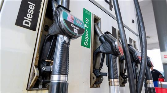 Seit 1. April dürfen die Mineralölkonzerne die Preise an den Tankstellen nur noch einmal täglich um 12 Uhr mittags erhöhen.