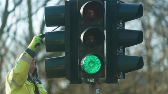 Seit 100 Jahren gibt es in Hamburg Ampeln für den Straßenverkehr. (Archivbild)