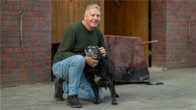 Geflügelwirt aus Cappel sucht Liebe im TV: Vier Frauen streiten sich um Jörg Seit 13 Jahren an seiner Seite: Jörg Schwerdts und sein Hündin Bine sind ein unschlagbares Team auf dem Hof in Cappel.