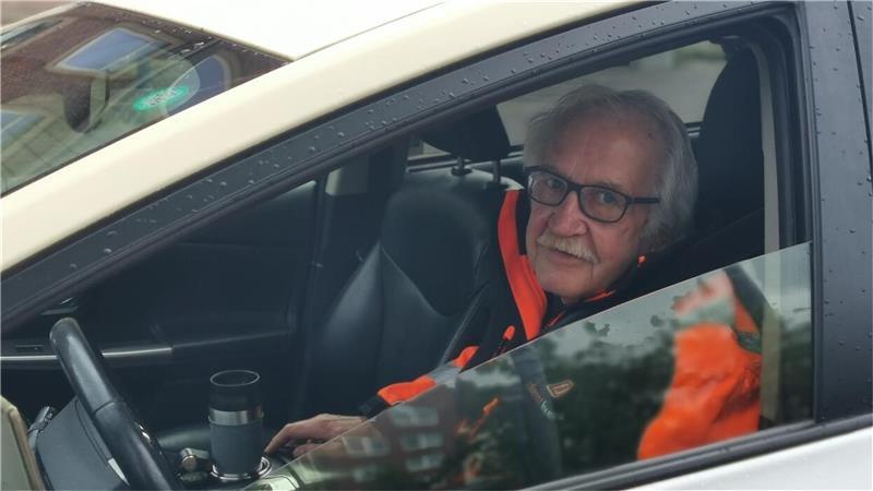 Seit 15 Jahren ist Dietmar Dröge (73) Taxifahrer: In dieser Zeit hat er viele besondere Geschichten erlebt. 