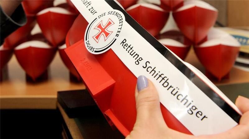 Seit 150 Jahren sammeln die Seenotretter mit Spendenbüchsen in Form eines Ruderboots Geld für ihre Arbeit. (Archivfoto)