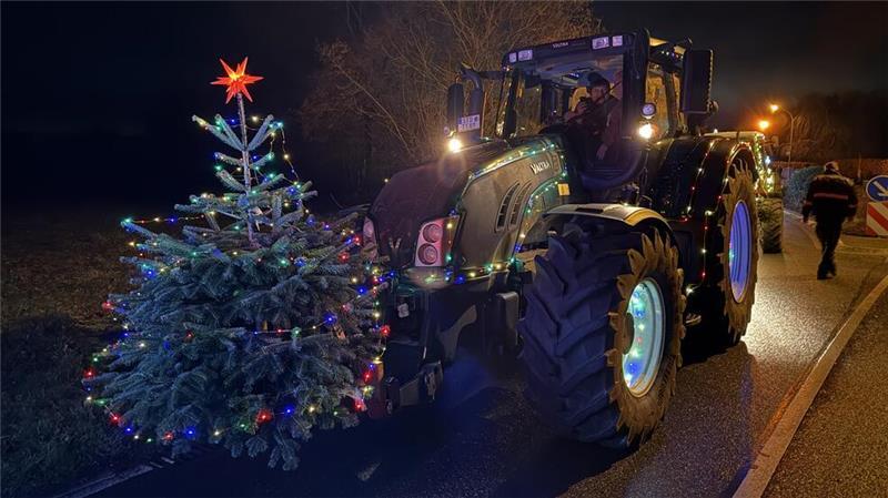 Letzte Lichterfahrt der Funken Crew: Ein Treckerfahrer berichtet Seit 16.15 Uhr touren die bunt geschmückten und beleuchteten Trecker auf der letzten Lichterfahrt der Funken Crew durch den Kreis Stade. Dieses Bild ist in Wenzendorf entstanden.