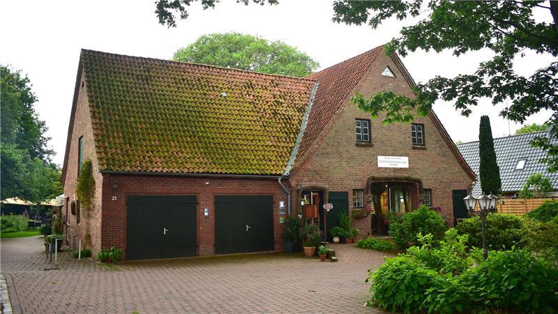 Wenn das BBQ räuchert, weht ein Hauch von Picasso in Wedel Seit 17 Jahren bewirten Susanne Tipke und Karsten Glodeck Gäste in der Wehler Deel. Links geht es in den Garten des Landcafés, durch die alte Dielentür rechts in den Innenbereich. Der älteste Teil des Gebäudes wurde 1948 gebaut.