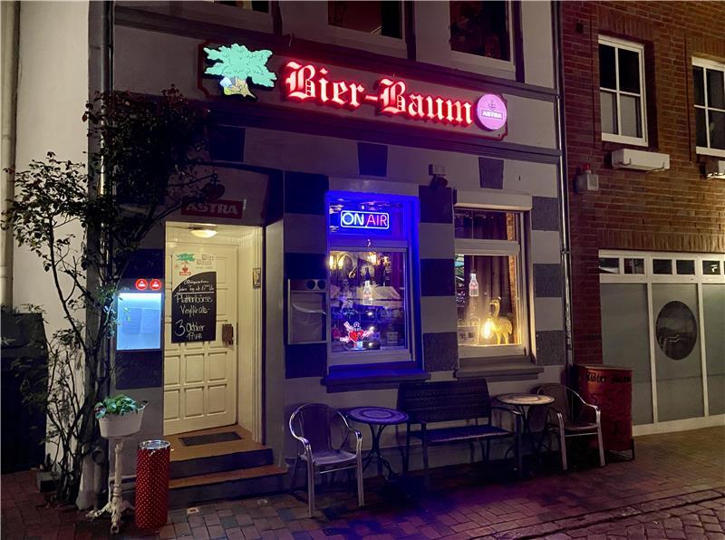 Auf Kneipentour in Buxtehude: Wenn der Abend anders endet als geplant Seit 1990 gibt es die Kneipe direkt am Fleth.