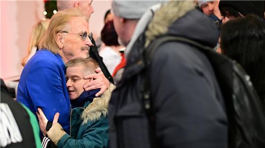 Seit 1995 organisiert der Sänger Frank Zander Weihnachtsessen für Arme und Obdachlose. 