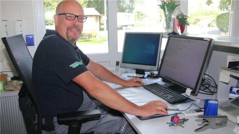 Seit 20 Jahren der Fels im norddeutschen Wettersturm: Campingplatzleiter Lars Paulsen kennt für jedes Matschproblem eine Lösung. 