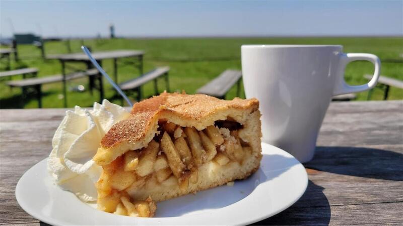 Seit 20 Jahren ein „Geheimtipp“: das Siebhaus am Wremer Kutterhafen. Zum Apfel-Zimt-Kuchen mit Schlagsahne gibt es kostenlosen Weitblick aufs Wattenmeer.