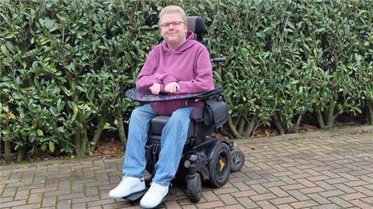 Seit 20 Jahren sitzt Lennart Meinke aus Bargstedt im Rollstuhl. Jetzt macht er eine Ausbildung und möchte eine eigene Wohnung mit 24-Stunden-Pflege beziehen.