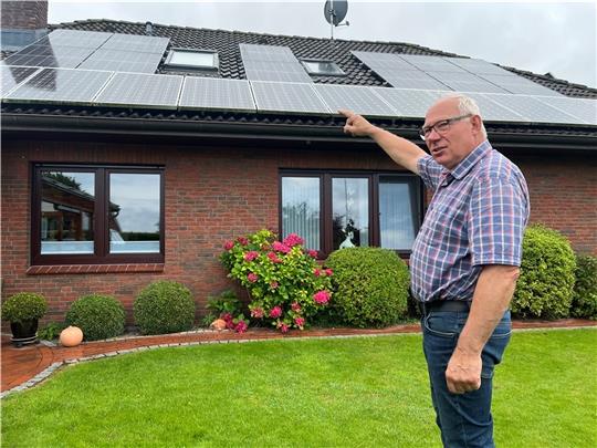 Seit 2002 hat Dietmar Stüven sein Hausdach stückweise in drei Himmelsrichtungen mit Solarmodulen ausgestattet. Fotos: Buchmann