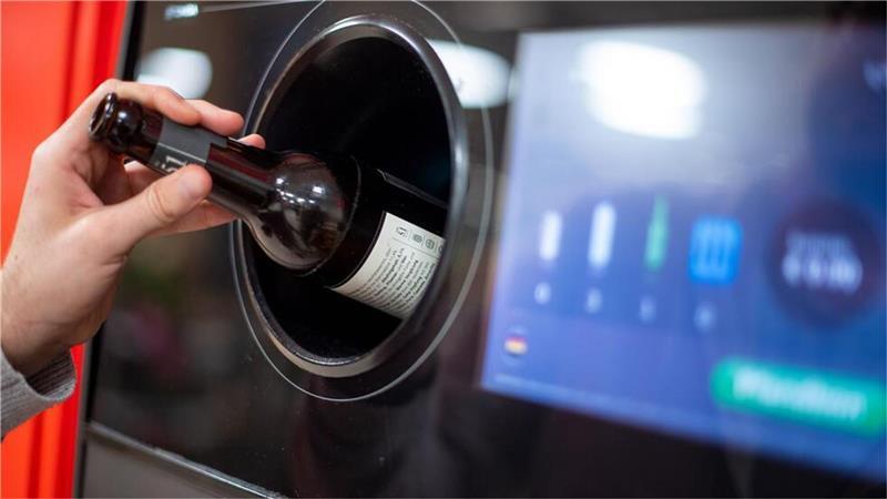 Seit 2003 gibt es in Deutschland Pfand für Einwegdosen und -flaschen. Jährlich verschenken die Kunden allerdings Millionen Euro, indem sie ihr Pfand nicht zurückgeben.