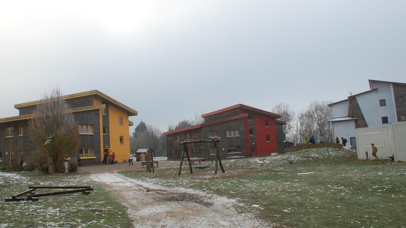 Seit 2012 hat sich die Waldorfschule Apensen auf dem Gelände an der Straße Auf dem Brink vergrößert.